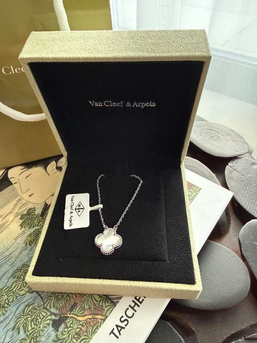 Сребърно колие Van Cleef & Arpels (бял седеф)