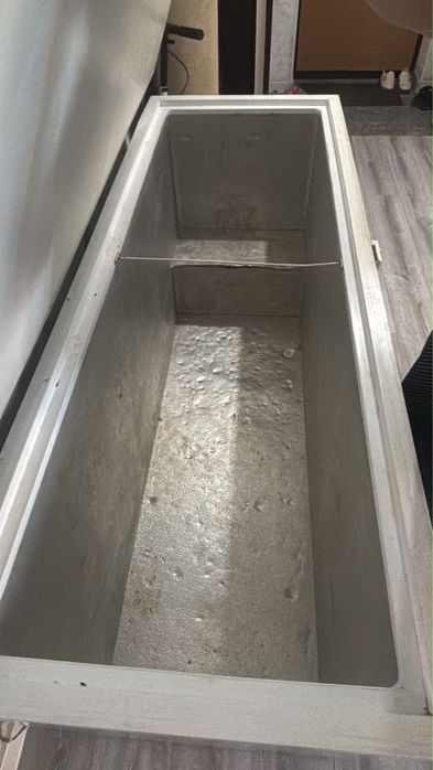 Продам большой морозильник