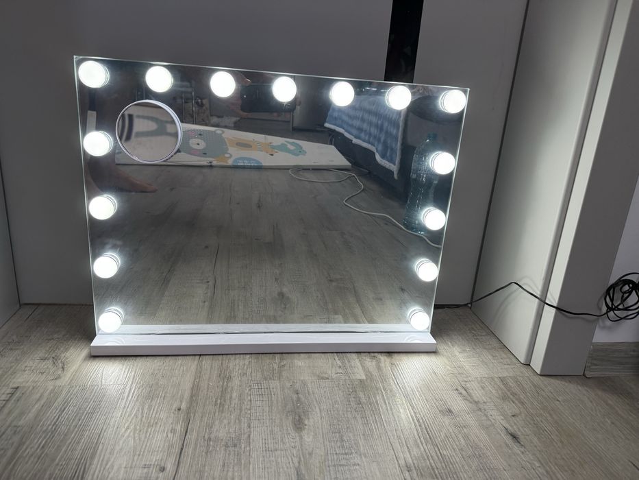 Oglinda machiaj cu lumina calda rece
