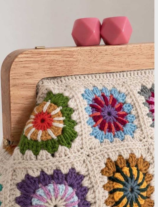 Geantă handmade croșetată cu ramă din lemn