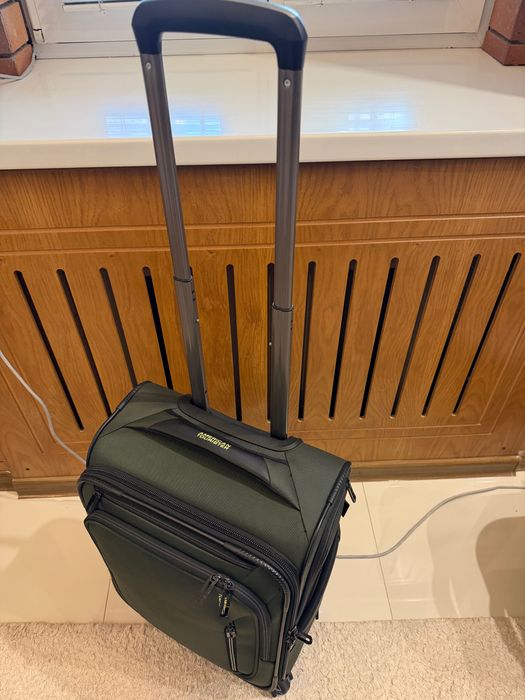 Чемодан удобный продается «American Tourister» из США недорого.