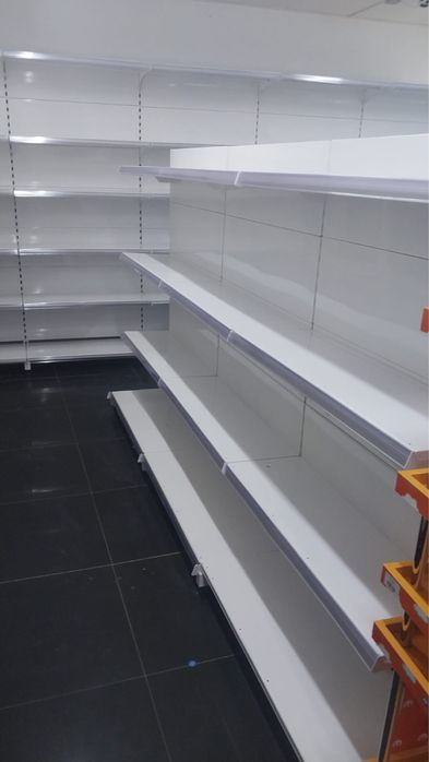 Стеллажи магазина