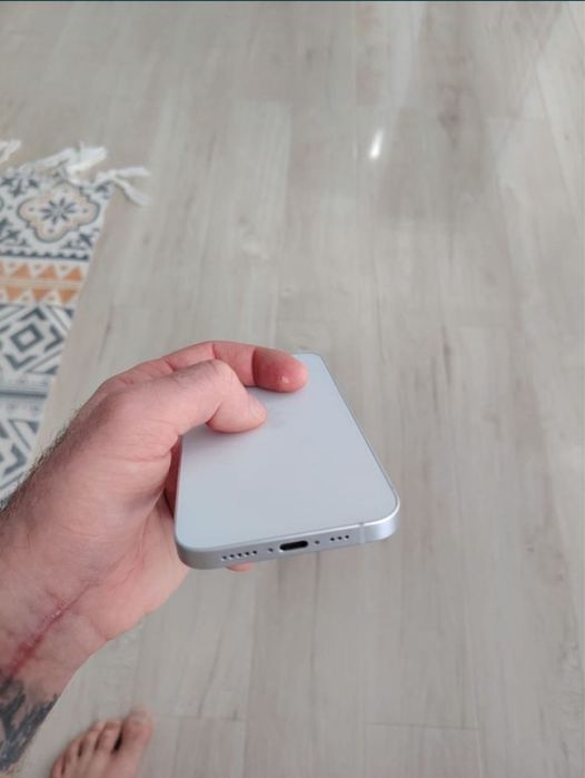 Продам Iphone 16e 128,батарея 98%