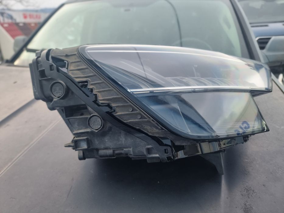 Far dreapta audi Q8 matrix full led cod 4M8941036