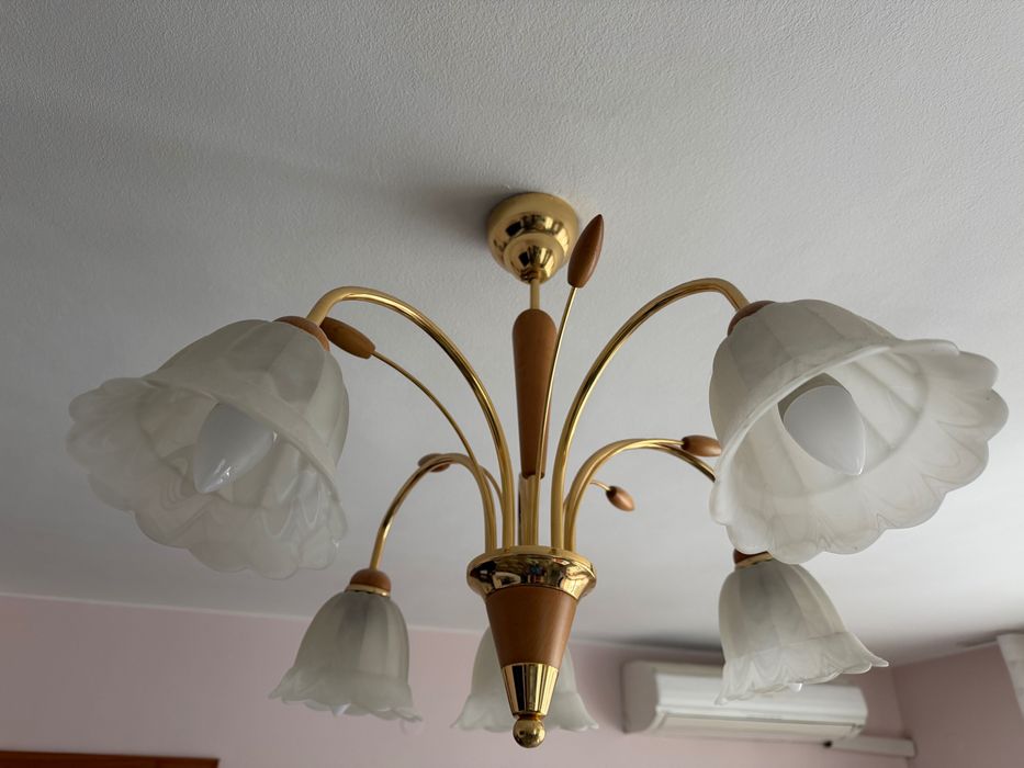 Полилеи за хол и трапезария