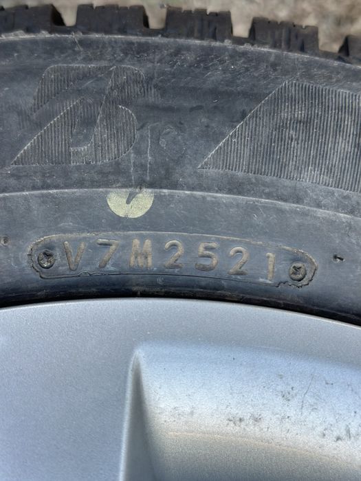 185/65/15 комплект зимних шин Bridgestone