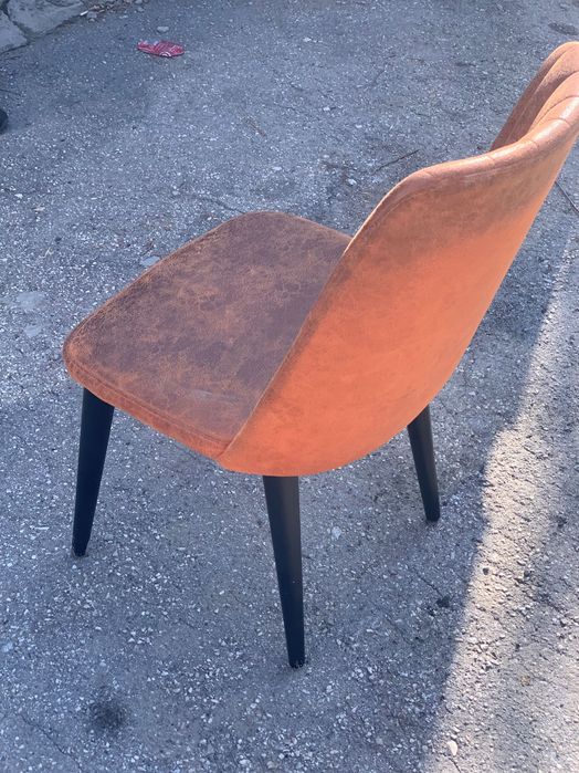 Продавам маса със столове