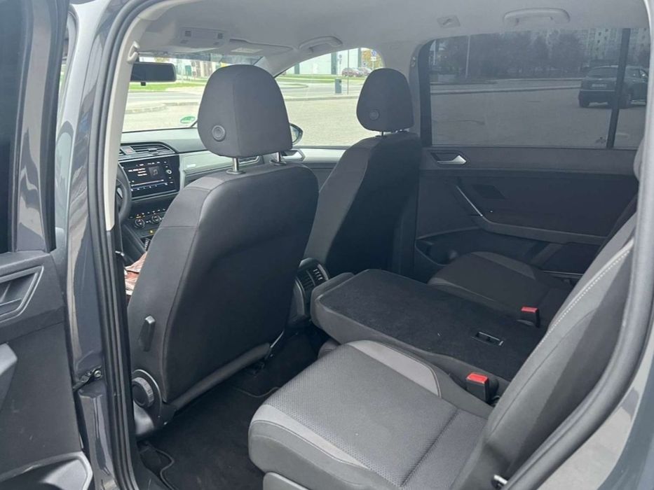 Услуги семейного кроссовера (4-6 пассажирских мест): Wolsvagen Touran