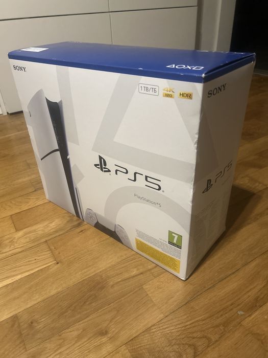 Продавам Play Station 5 с два контролера и много игри НОВ!