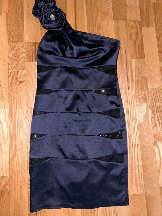 Rochie pe umar cu paiete