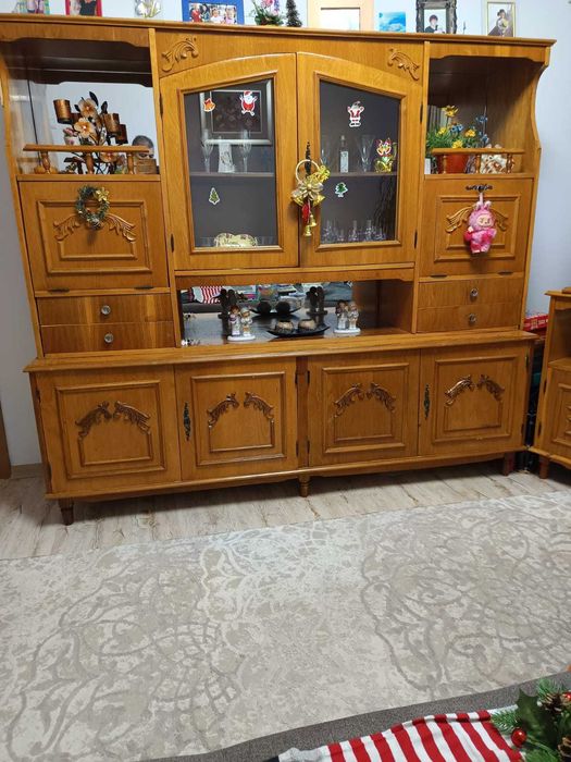 Vând Mobila sufragerie in stare buna + comoda  cu oglinda inclusa!