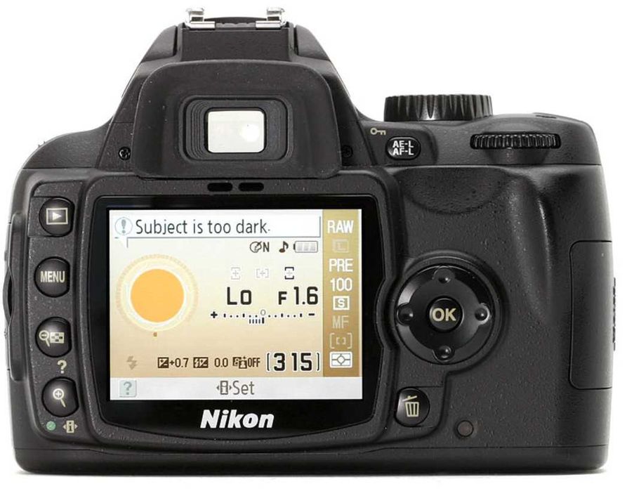Nikon D60 cu obiectiv Nikon AF-S 18-105 VR ED