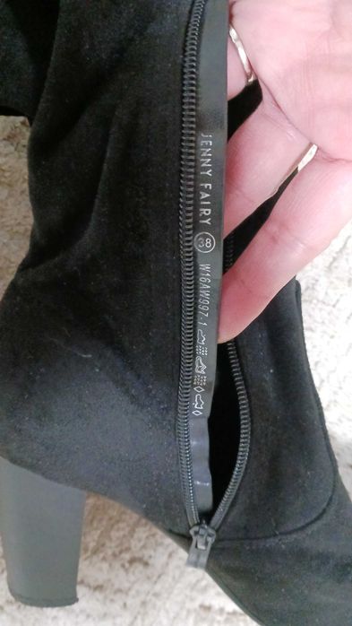 Високи,черни ботуши.Много малко са носени.