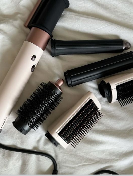 Dyson стайлер.