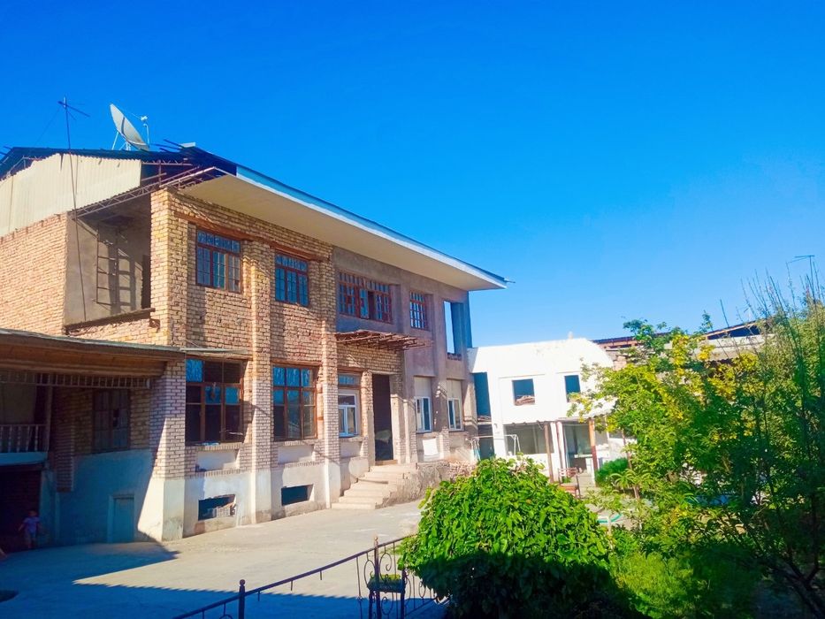 Uy sotiladi, 2 qavatli ,yer tolasi,garaji mavlud