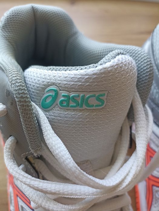 Asics GEL TASK MT Бели флаш коралови  волейболни обувки.