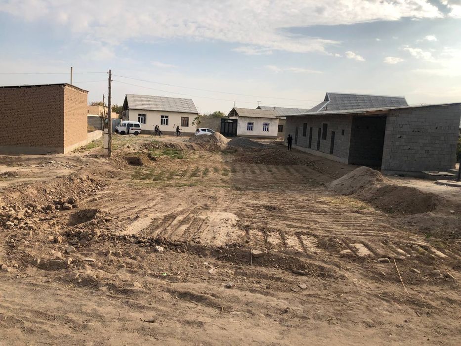 Yangi qurilgan hovli uy