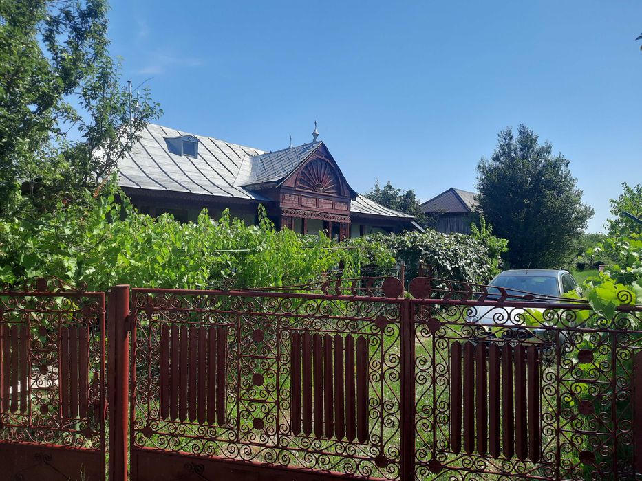 Casa cu 3 camere in Comuna Fagetelu Olt cu 8515 m2 teren ( 5975 m2 Intravilan, 140 m2 lac, 2400 m2 padure), totul compact, intr-un singur loc.