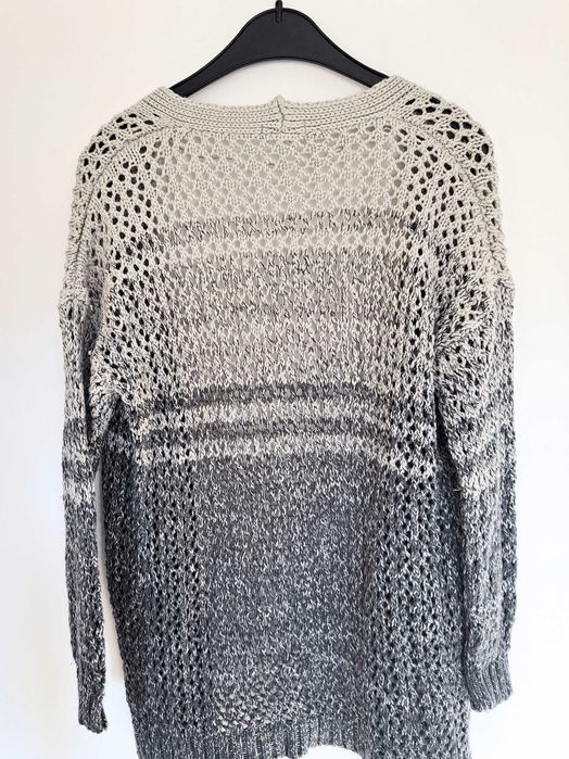 Сива плетена жилетка