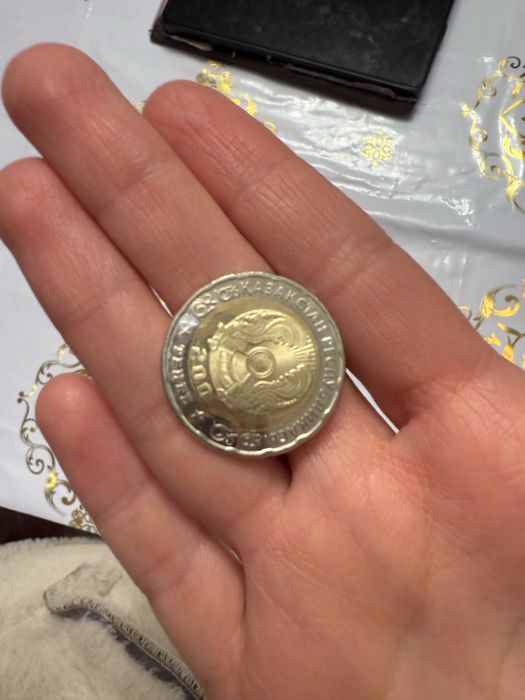 Монета номиналом 200 тг