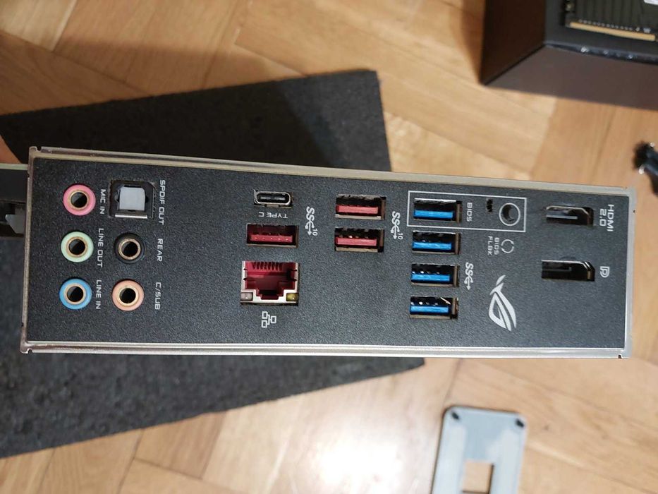 AMD Ryzen 7 5800X + Asus ROG StriX X570-F Gaming