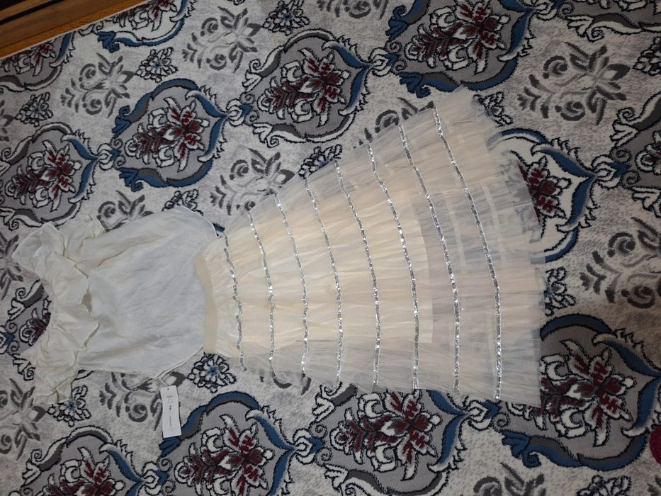 Bahor va yoz oyi uchun ajoyib tanlov.Qaymoq rangda ajoyib kofta yubka