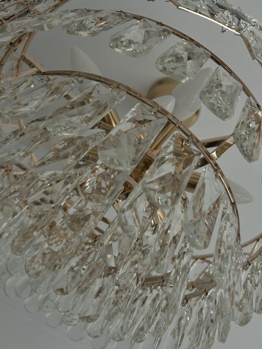 Lustră / candelabru auriu cu cristale design elegant