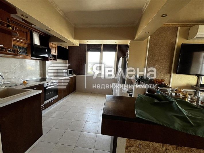 Продава се Тристаен апартамент в Варна, Център - 94 кв.м за 2447 €/кв.м - Снимка #2