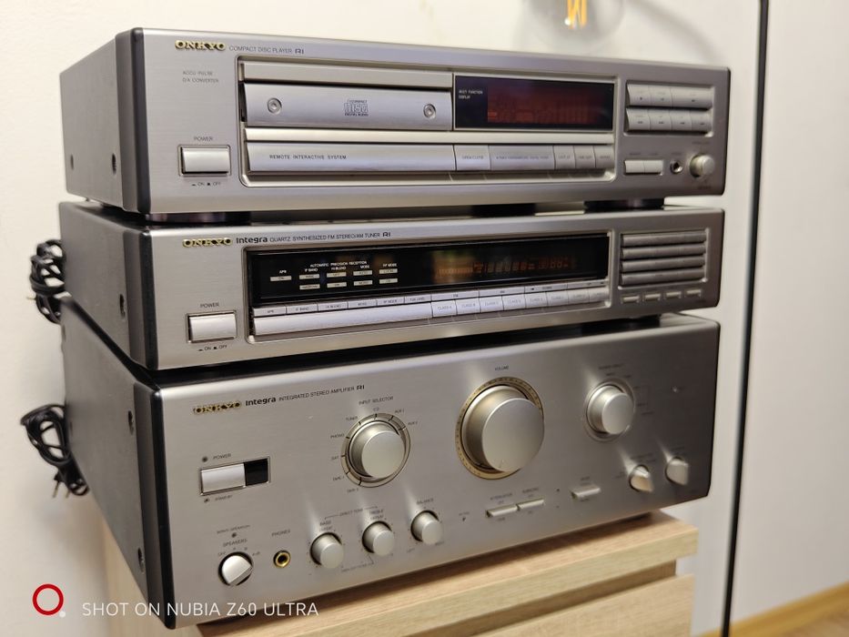 Vând linie Onkyo integra R1