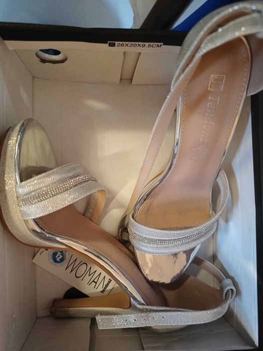 Сребристи официални обувки на ток