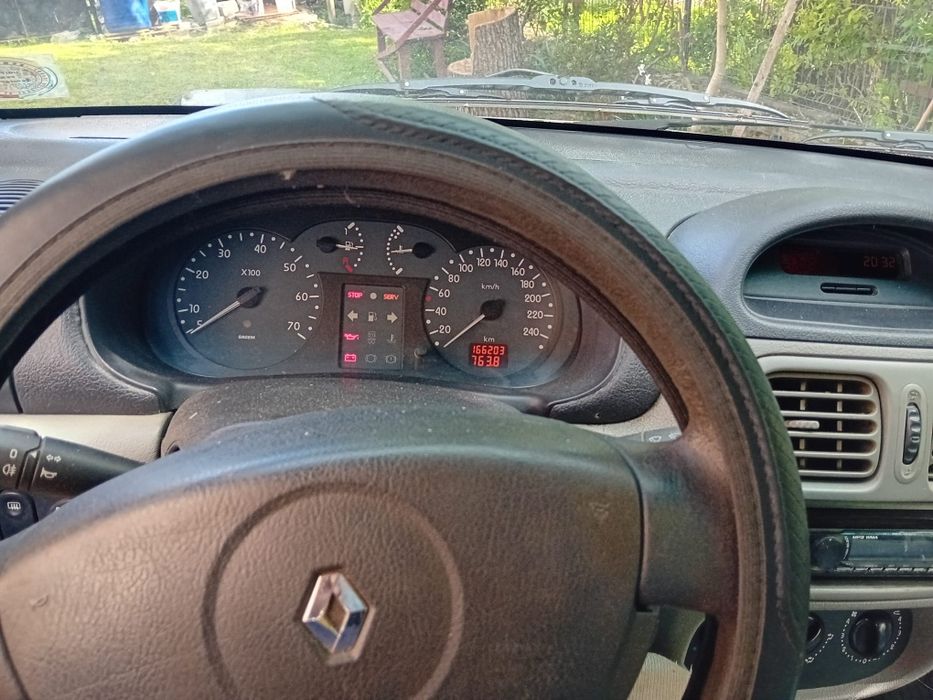 renault clio an 2002
