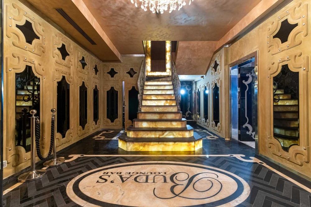 Луксозен нощен бар  / Лаундж за продажба в кв. Смирненски!