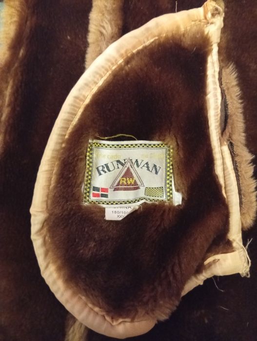 Cojoc  de dama imblanit si catifelat la exterior.