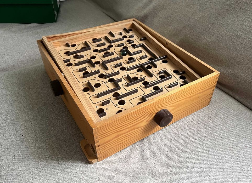 Joc labirint clasic BRIO Labyrintspel din lemn cu bila de sticla