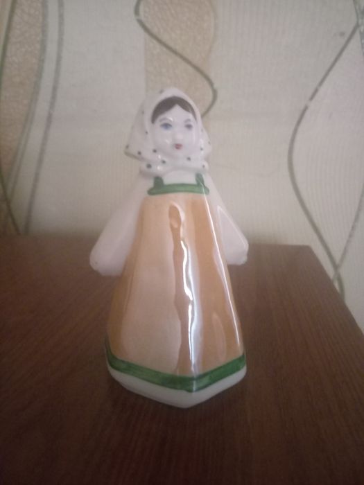 Продам форфоровую статуэтку.
