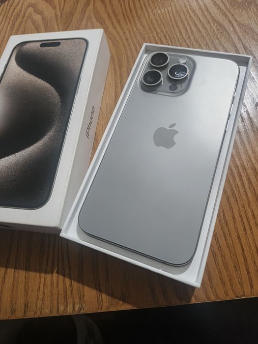 iPhone 15 pro max , natural titanium , 256, 85%.