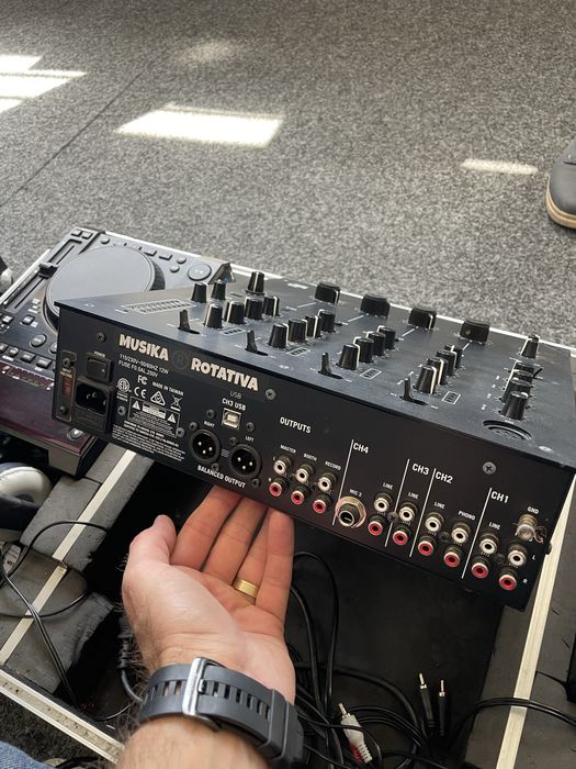 Consola pentru DJ cd player stanton cmp 800 mixer si cutie dedicata pentru transport