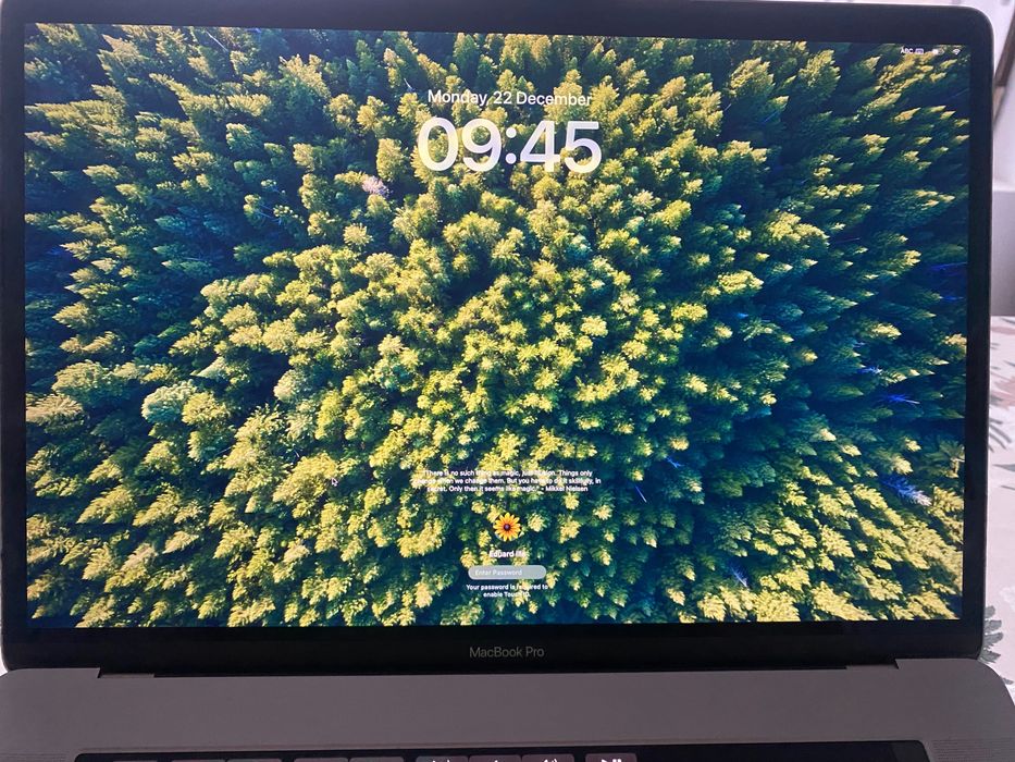 Apple MacBook Pro 2018, Touchbar, I7, 256SSD, 16GB, 4GB placa video.