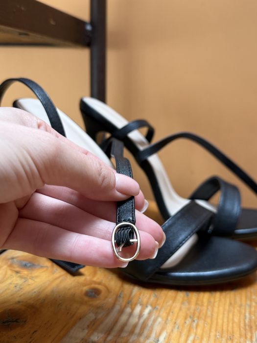 Елегантни черни обувки с висок тънък ток, отворени сандали с каишка