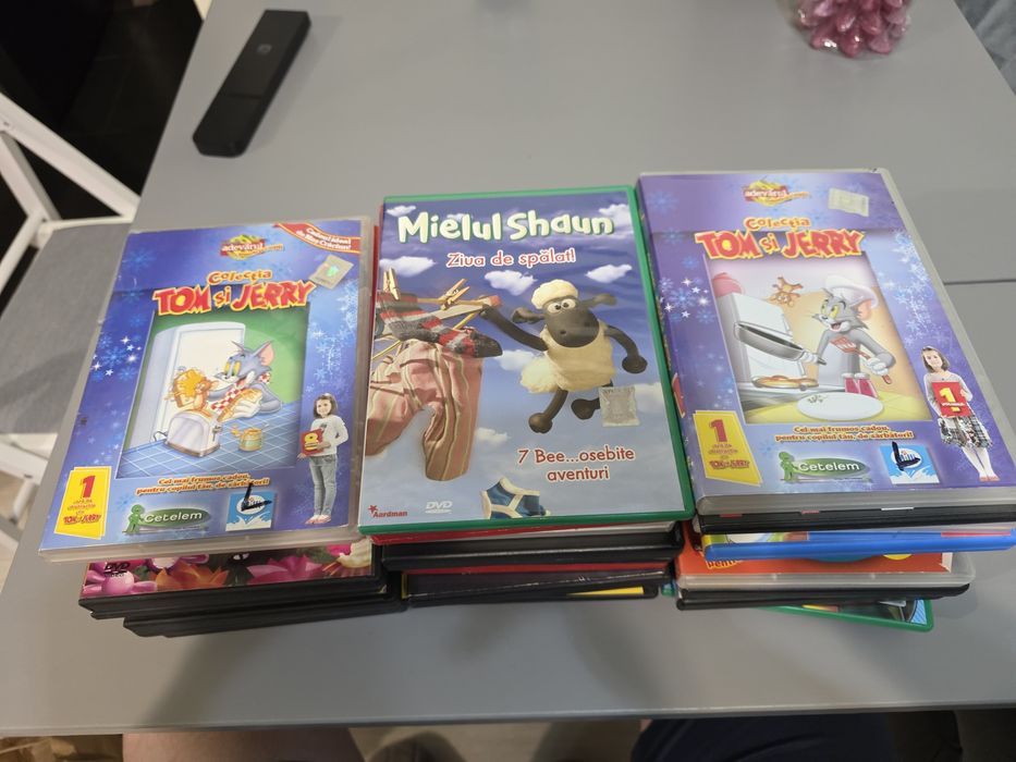 Vand multe DVD-uri vechi cu desene