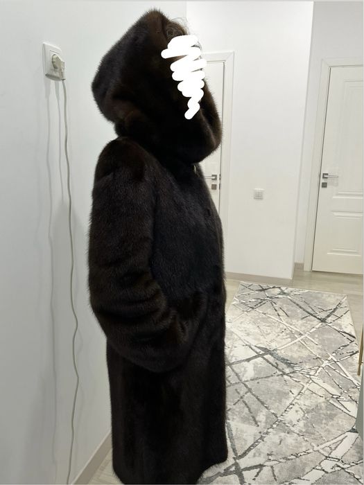 Шуба с глубоким капюшоном