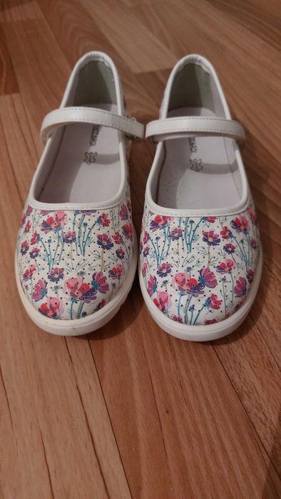 Отдам обувь на девочку за шоколадку