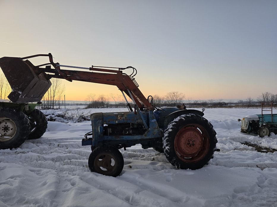 Tractor cu încărcător. Ford fordson.