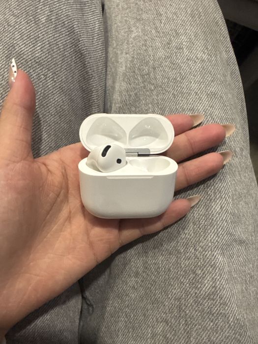 продаются аирподс 4