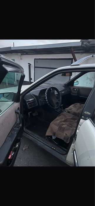 Легковая машина Ауди 100