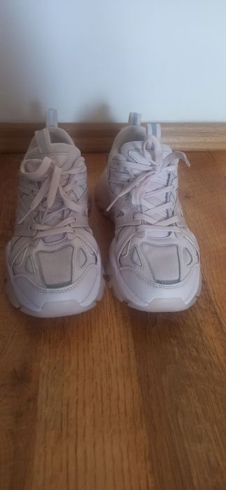 Adidași.     Fila