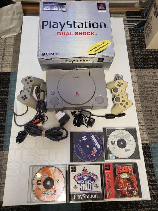 Consola Ps 1 in cutie cu 2 Manete+ 5 jocuri.