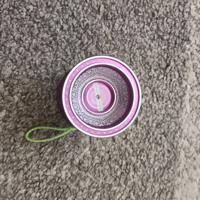 Yoyo mov cu ața verde