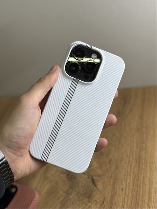 Чехлы на Айфон PITAKA с MagSafe