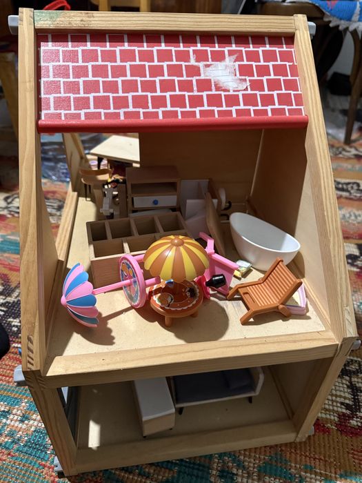 Продавам дървена къща за кукли